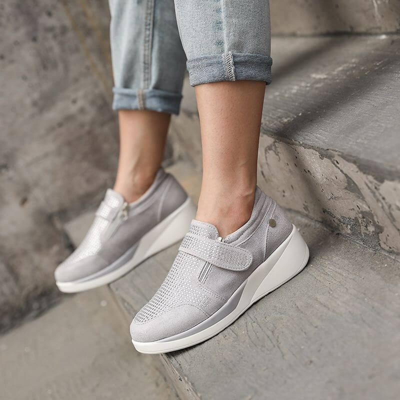 Kvinnor med dragkedja på plattformen Sneakers